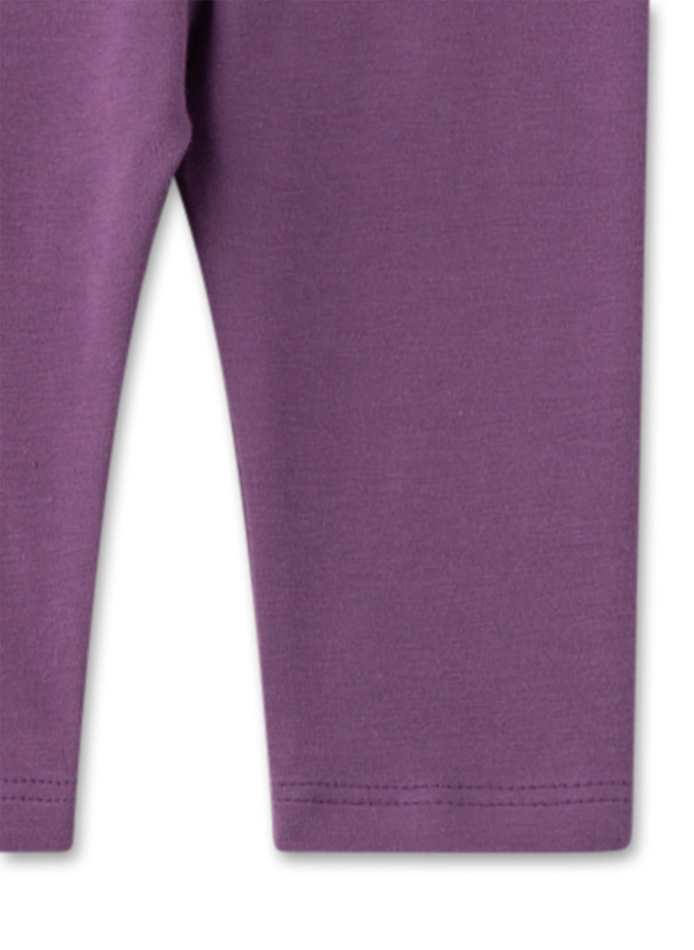 Unsere Basic Leggings in Lila für Mädchen sind ein unverzichtbares Kleidungsstück für jeden Tag. Aus hochwertigem Material gefertigt, bieten sie höchsten Tragekomfort und Bewegungsfreiheit. Perfekt für verschiedene Anlässe und einfach zu kombinieren. Eine tolle Ergänzung für die Garderobe Ihrer Tochter.