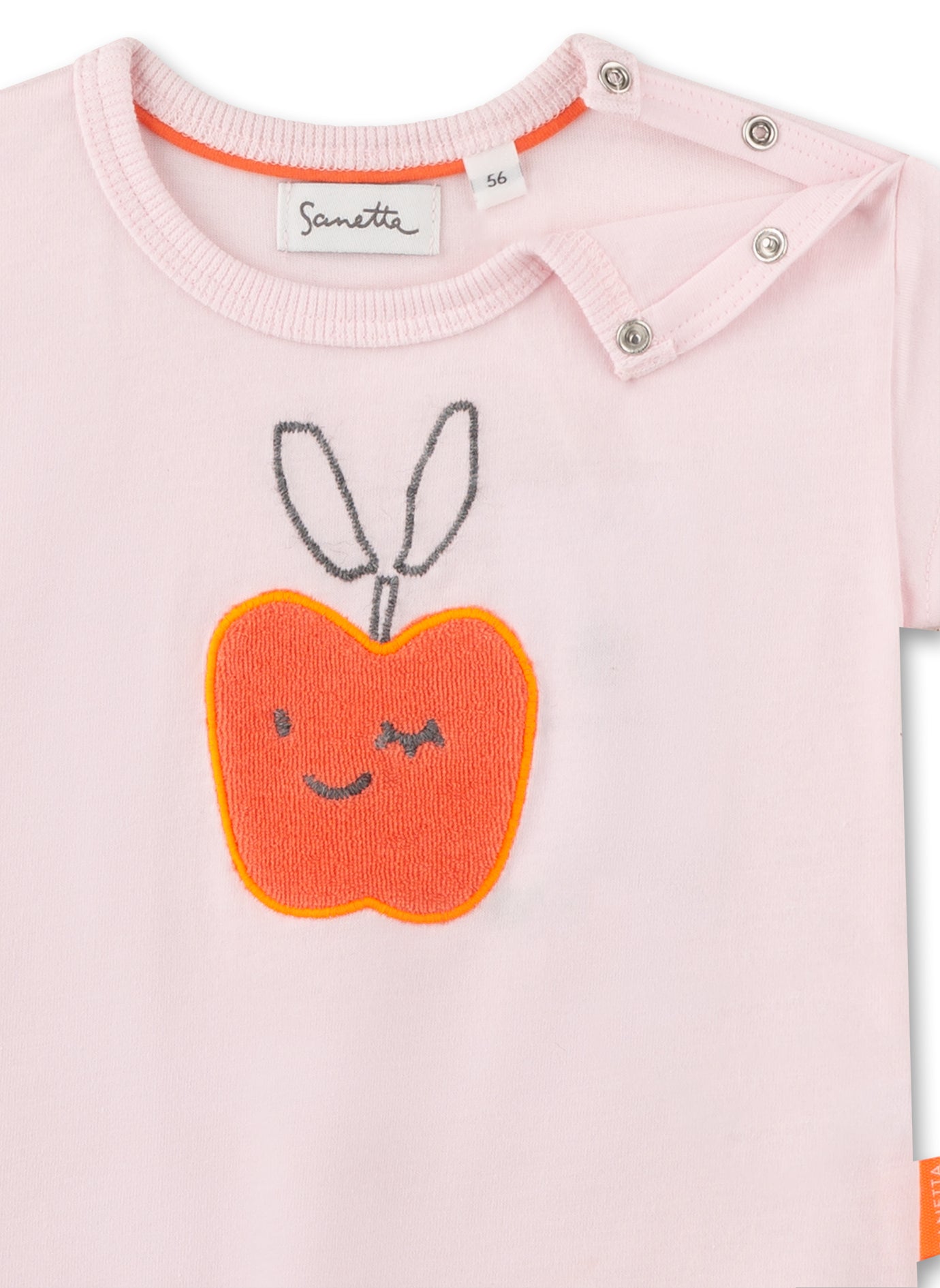 T-Shirt in Hellrosa mit einem Apfel-Stickmotiv vorne mittig in der Kontrastfarbe Orange von Sanetta