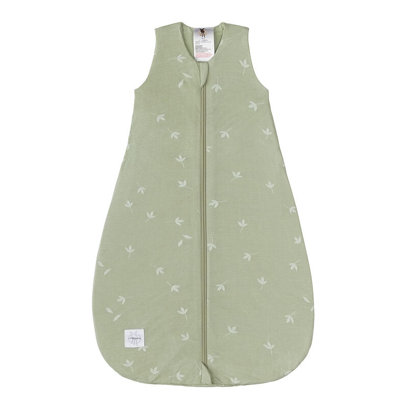 Der grüne Baby Schlafsack ist mit einem TOG-Wert von 0.5 ideal für den Sommer. Der Baby Sommerschlafsack aus Single Jersey mit TENCEL™ Lyocell sorgt für genügend Beinfreiheit beim Strampeln und ein angenehmes Schlafklima.