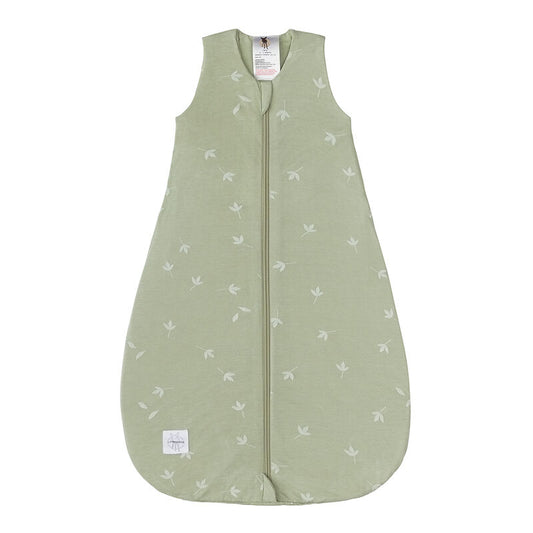 Der grüne Baby Schlafsack ist mit einem TOG-Wert von 0.5 ideal für den Sommer. Der Baby Sommerschlafsack aus Single Jersey mit TENCEL™ Lyocell sorgt für genügend Beinfreiheit beim Strampeln und ein angenehmes Schlafklima.