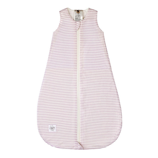 Der lila Baby Schlafsack ist mit einem TOG-Wert von 0.5 ideal für den Sommer. Der Baby Sommerschlafsack aus Single Jersey mit TENCEL™ Lyocell sorgt für genügend Beinfreiheit beim Strampeln und ein angenehmes Schlafklima.