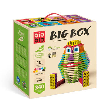 Die Big Box liefert genügend Bausteine, um die richtig coolen Bauprojekte durchzuziehen! Exakt 340 Bioblos in 10 Farben (je 40 Steine in Rot, Gelb, Grün, Blau, Rosa, Schwarz, Weiß sowie je 20 Steine in Orange, Beige und Violett) warten darauf, nach allen Regeln der Kunst verbaut zu werden. Ob Segelboot, Monster, Auto, Raumschiff, Leuchtturm, Wolkenkratzer oder Verteidigungswall - lass deiner Fantasie freien Lauf!