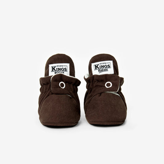 Die Kings &amp; Rebels Baby Booties wurden mit einem einfachen und praktischen Druckknopf- Verschluss entworfen, was das Anziehen von strampelnden Babys in wenigen Sekunden ermöglicht.

Der komplett um die Ferse verlaufende und über dem Knöchel sitzende, integrierte Gummizug verhindert auch bei sehr aktiven Babys das Herunterrutschen des Booties.

Die Booties passen sich perfekt an die individuelle Form der Babyfüße an und schränken somit die natürliche Entwicklung in keinster Weise ein.&nbsp;

Alle Kings &