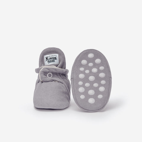 Die Kings &amp; Rebels Baby Booties wurden mit einem einfachen und praktischen Druckknopf- Verschluss entworfen, was das Anziehen von strampelnden Babys in wenigen Sekunden ermöglicht.

Der komplett um die Ferse verlaufende und über dem Knöchel sitzende, integrierte Gummizug verhindert auch bei sehr aktiven Babys das Herunterrutschen des Booties.

Die Booties passen sich perfekt an die individuelle Form der Babyfüße an und schränken somit die natürliche Entwicklung in keinster Weise ein.&nbsp;

Alle Kings &