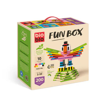 Der Name ist Programm: Mit ihrem Multi-Mix an Farben sorgt die Fun Box für jede Menge Spaß und Abwechslung im Kinderzimmer. Das erweiterte Farbspektrum enthält je 20 Steine in den Farben Rot, Gelb, Grün, Blau, Orange, Rosa, Violett, Schwarz, Weiß und Beige. Die Box hat außerdem einen praktischen Tragegriff (oben, außer man hält sie verkehrt).