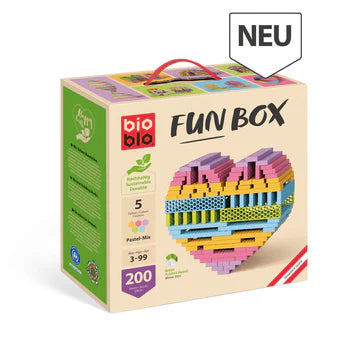 Was sieht noch hübscher aus als Bioblo-Steine in kräftigen Farben? Bioblo-Steine in Pastellfarben, ist doch klar! Mit je 40 Steinen in zauberhaft zartem Gelb, Rot, Grün, Blau und Lavendel ist die Fun Box "Pastel-Mix" ein wahrer Augenschmaus für Jung und Alt. Konstruktionstechnisch sind die Steine natürlich handlich, präzise und langlebig wie gewohnt. Und das Beste: in Kombination mit anderen Bioblo-Sets ergibt sich ein fulminantes Farbspektrum, das die Fantasie der Kinder so richtig beflügelt!