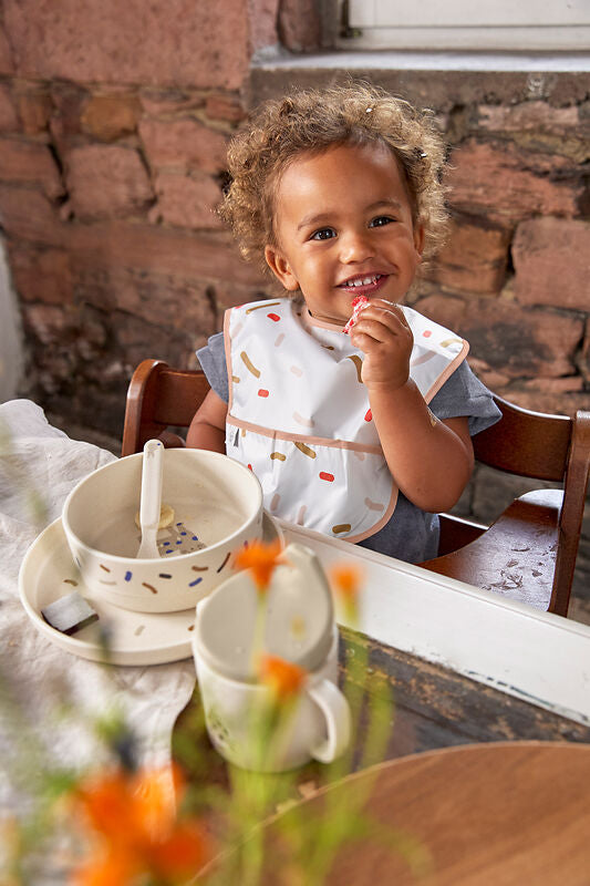 Wasserabweisender Doppelpack Lätzchen mit Auffangschale aus der Little Mateys Babykollektion in Spicy Orange. Ideal für Babys und Kleinkinder von 6 bis 24 Monaten, leicht und kompakt auch für unterwegs geeignet.