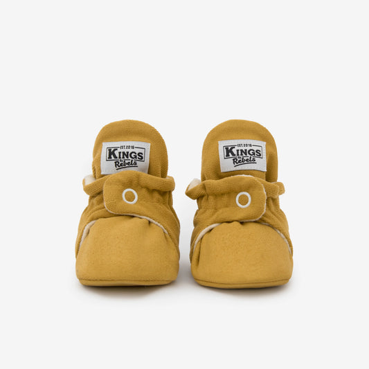 Die Kings &amp; Rebels Baby Booties wurden mit einem einfachen und praktischen Druckknopf- Verschluss entworfen, was das Anziehen von strampelnden Babys in wenigen Sekunden ermöglicht.

Der komplett um die Ferse verlaufende und über dem Knöchel sitzende, integrierte Gummizug verhindert auch bei sehr aktiven Babys das Herunterrutschen des Booties.

Die Booties passen sich perfekt an die individuelle Form der Babyfüße an und schränken somit die natürliche Entwicklung in keinster Weise ein.&nbsp;

Alle Kings &