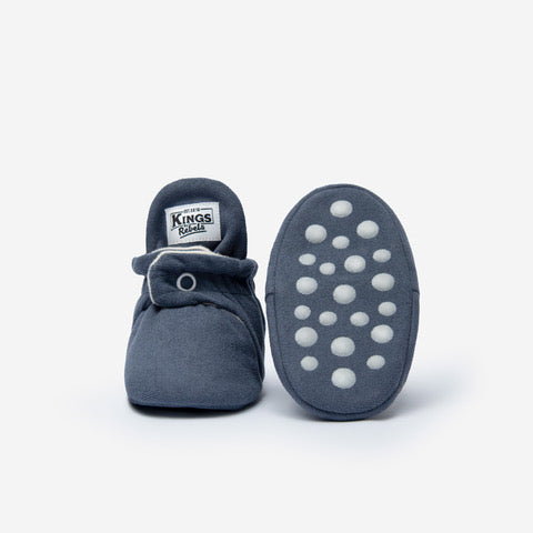 Die Kings &amp; Rebels Baby Booties wurden mit einem einfachen und praktischen Druckknopf- Verschluss entworfen, was das Anziehen von strampelnden Babys in wenigen Sekunden ermöglicht.

Der komplett um die Ferse verlaufende und über dem Knöchel sitzende, integrierte Gummizug verhindert auch bei sehr aktiven Babys das Herunterrutschen des Booties.

Die Booties passen sich perfekt an die individuelle Form der Babyfüße an und schränken somit die natürliche Entwicklung in keinster Weise ein.&nbsp;

Alle Kings &