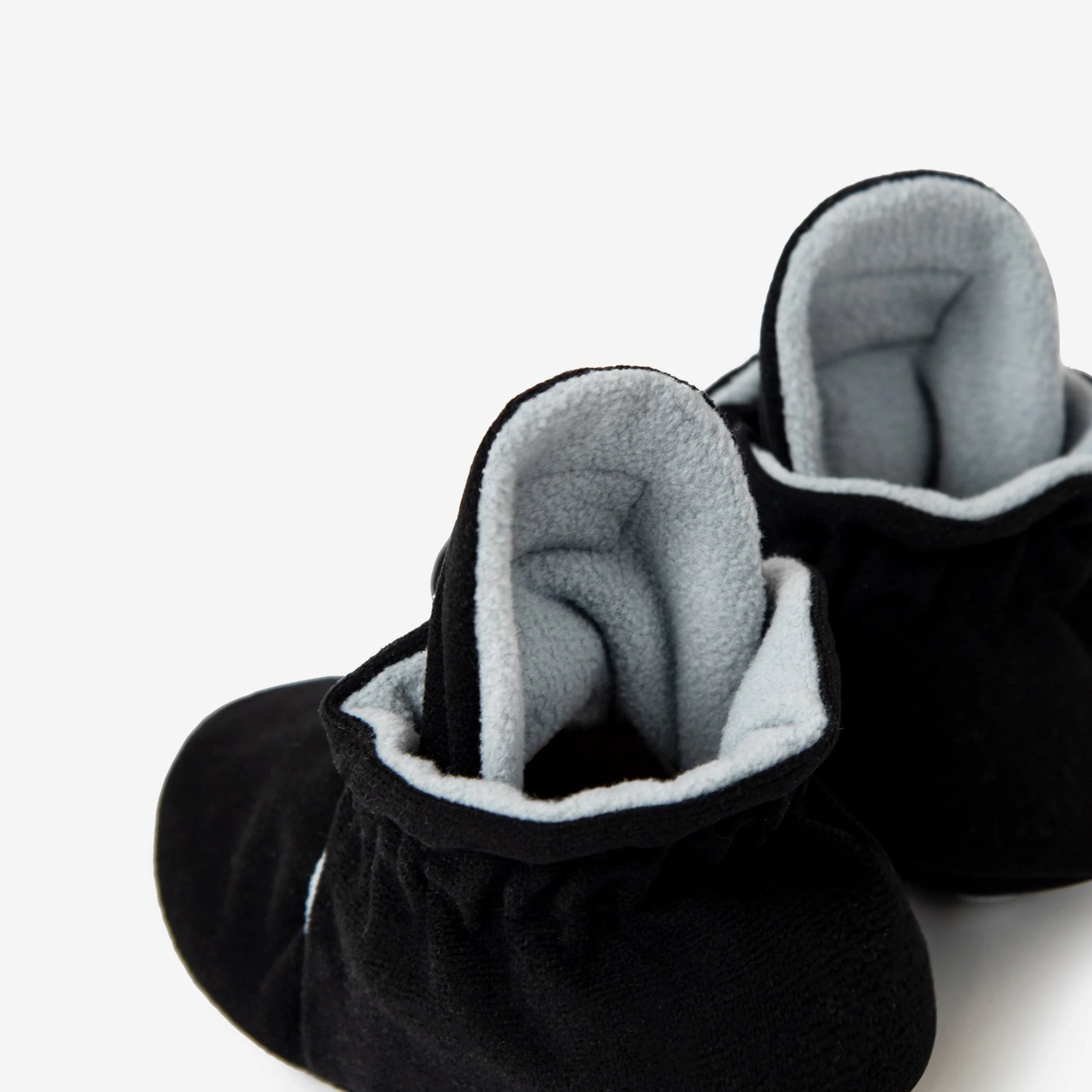 Die Kings &amp; Rebels Baby Booties wurden mit einem einfachen und praktischen Druckknopf- Verschluss entworfen, was das Anziehen von strampelnden Babys in wenigen Sekunden ermöglicht.

Der komplett um die Ferse verlaufende und über dem Knöchel sitzende, integrierte Gummizug verhindert auch bei sehr aktiven Babys das Herunterrutschen des Booties.

Die Booties passen sich perfekt an die individuelle Form der Babyfüße an und schränken somit die natürliche Entwicklung in keinster Weise ein.&nbsp;

Alle Kings &