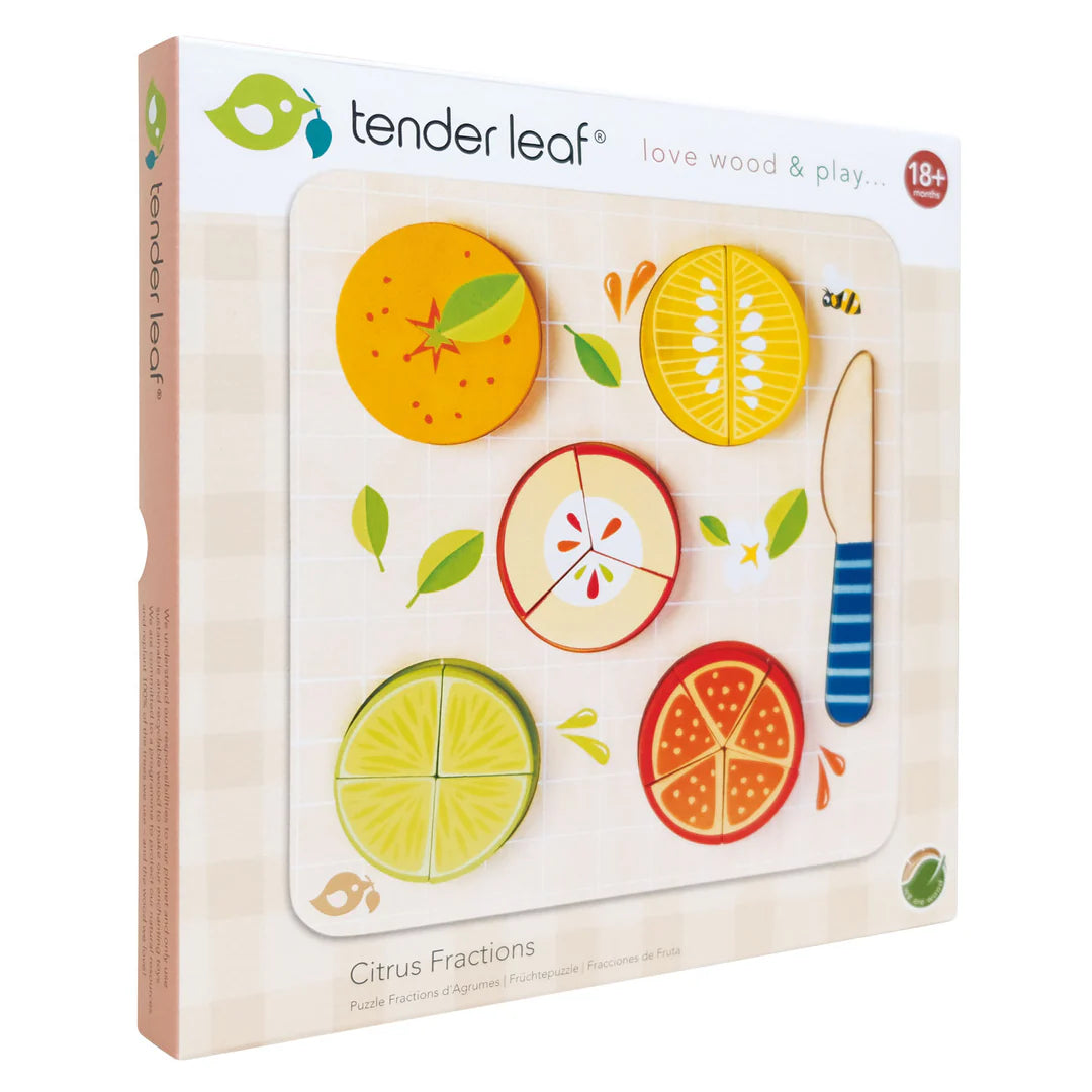 Ein lehrreiches und unterhaltsames Spielzeug: Dieses Holzpuzzle FRÜCHTE 17 Teile von Tender Leaf Toys mit insgesamt fünf verschiedenen Früchten ist eine hervorragende Möglichkeit, dem Kind auf spielerische Weise das Verständnis von Ganzen, Hälften, Dritteln, Vierteln und Fünfteln näherzubringen.