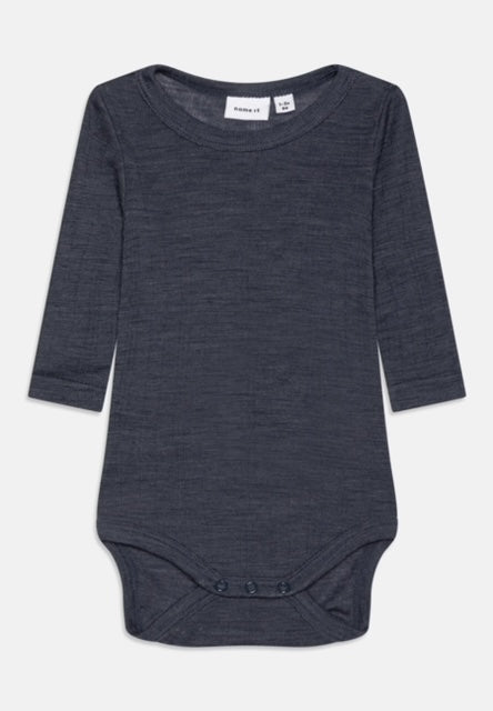 Dieser kuschelige Wollbody ist perfekt für kalte Tage und bietet optimalen Schutz für empfindliche Babyhaut. Dank des Materials aus reiner Wolle bleibt Ihr Baby warm und trocken. Perfekt für kleine Abenteurer!